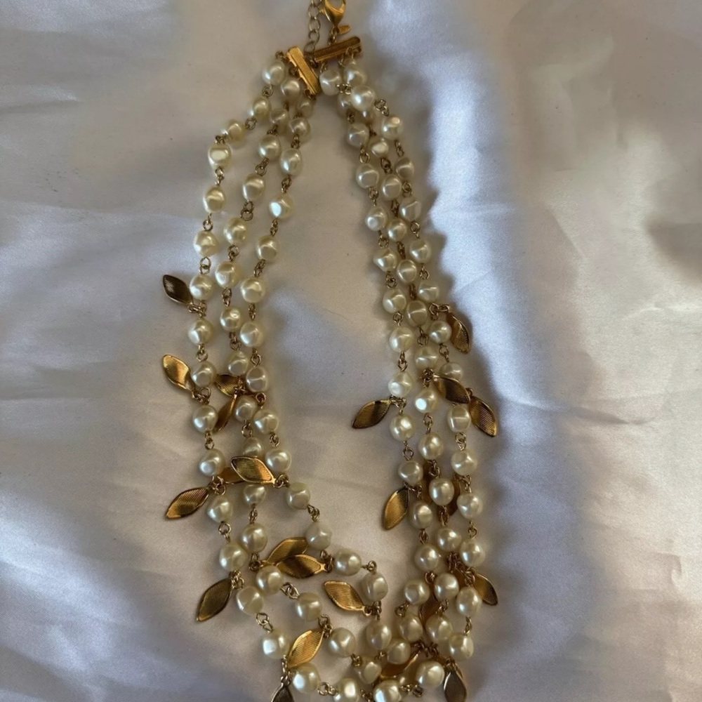 Elegant Gold and Cream Pearl Necklace